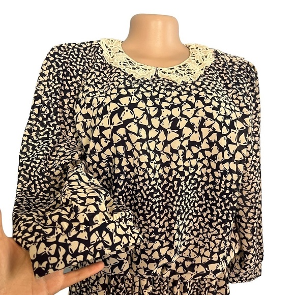 R.E.O Vintage Bow Print Long Sleeve Dress Lace Neckline - Picture 4 of 13